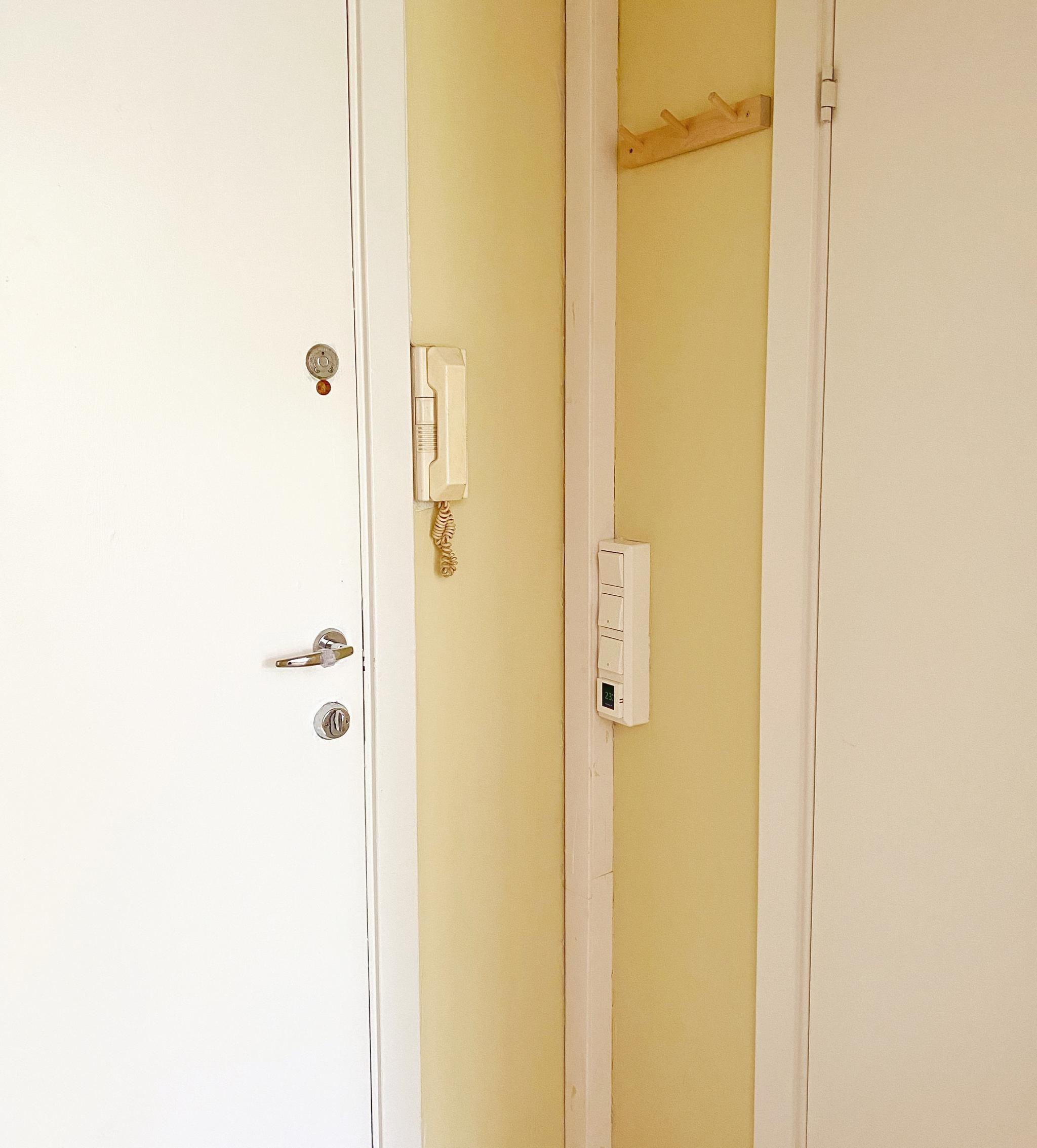 Entré med garderobeskap og speil